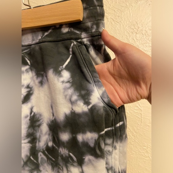 Lululemon sweatpants - Picture 5 of 7